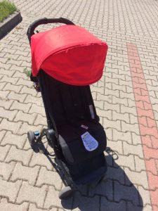 компактная коляска Mountain buggy nano V2 с раскрытым капюшоном компактная коляска Mountain buggy nano V2