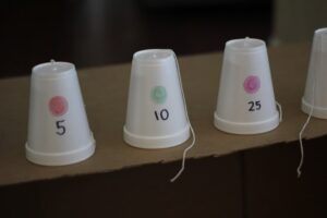 Чем занять ребенка дома: игра с мишенями из стаканчиков своими руками