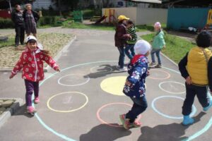 музыкальные игры с мелками на асфальте - грибной дождик